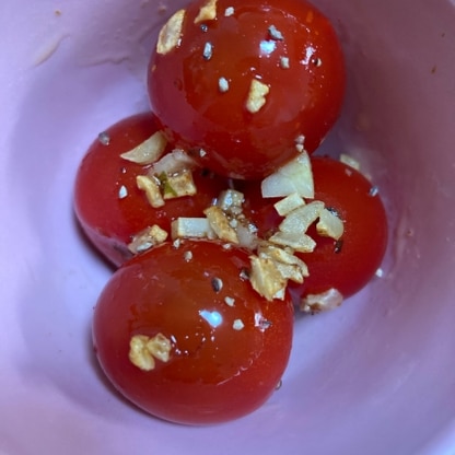 初めてプチトマト炒めました。いつもそのまま生で食べていますが、ニンニクが効いて、おいしかったです。